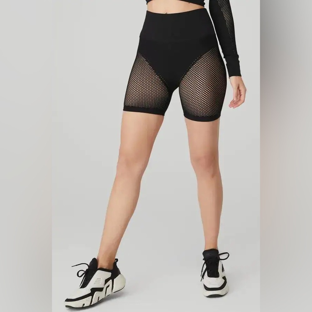 SOLD OUT | RARE ALO YOGA SEAMLESS HIGH-WAIST LIMITLESS MESH SHORT SMALL